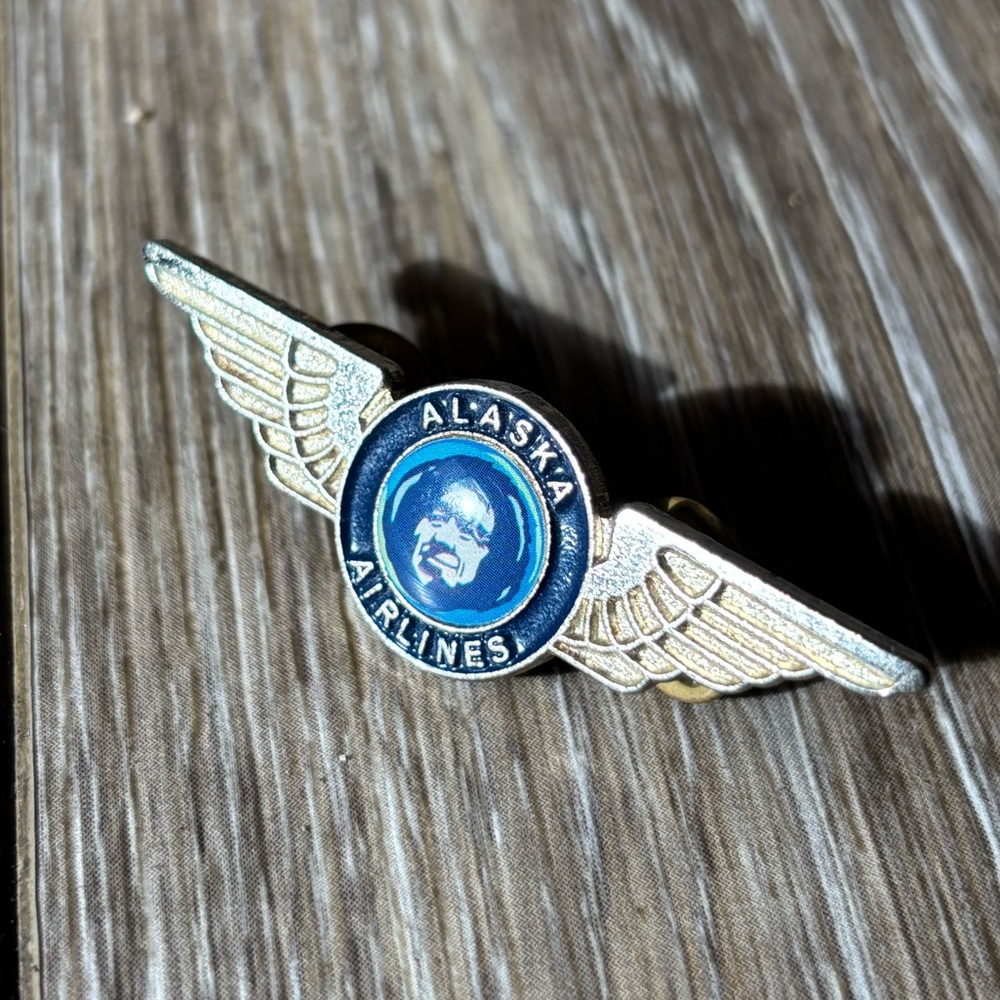 Alaska Airlines Metal Pilot Wings Aviator Pinback Lapel Hat Pin Badge 2" Eskimo